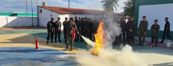 CBMCE realiza instrução de combate a incêndio para Tiro de Guerra de Itapipoca