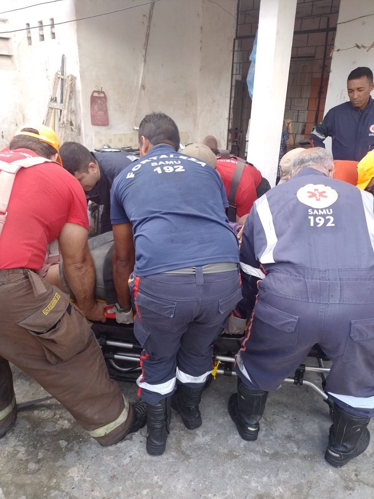 CBMCE e SAMU atuam em resgate de vítima obesa na Messejana