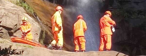 Corpo de Bombeiros resgata corpo de cachoeira em Graça