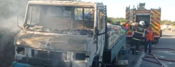Corpo de Bombeiros apaga incêndio de caminhão em Caridade
