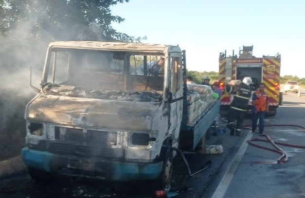 Corpo de Bombeiros apaga incêndio de caminhão em Caridade