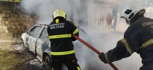 Corpo de Bombeiros apaga incêndio de veículo em Maracanaú