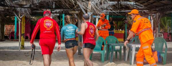 Instrutora de surfe é resgatada pelos bombeiros militares na Praia da Leste em Fortaleza