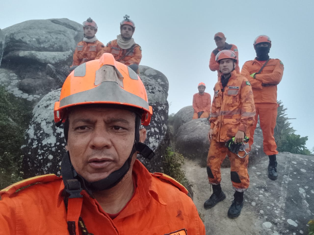 Corpo de Bombeiros resgata jovem no pico da Rajada