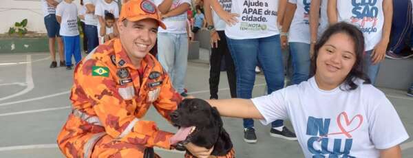 Companhia de Busca com Cães visita alunos da APAE