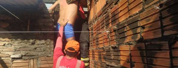 Corpo de Bombeiros resgata vítima presa entre duas paredes