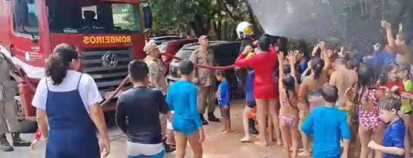 Bombeiros Militares do Pecém promovem diversão para as crianças da EEF Betel