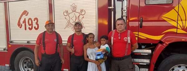 Corpo de Bombeiros homenageiam crianças