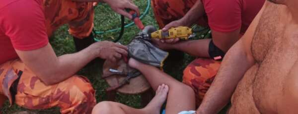 Bombeiros militares removem ralo de sucção de piscina de pé de criança em Fortaleza