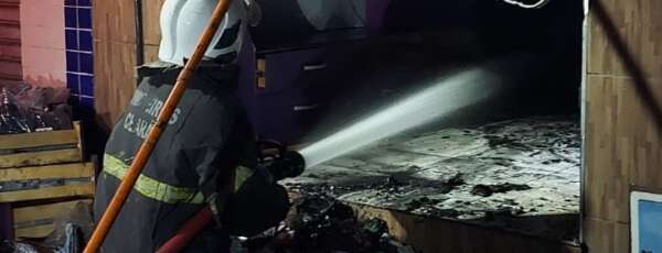 Corpo de Bombeiros apaga incêndio de loja em Pacajus