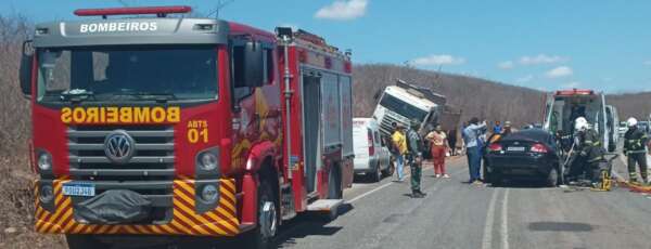 Corpo de Bombeiros resgata vítima das ferragens de acidente de trânsito