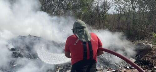 Incêndio de monturo mobiliza bombeiros militares em Maracanaú