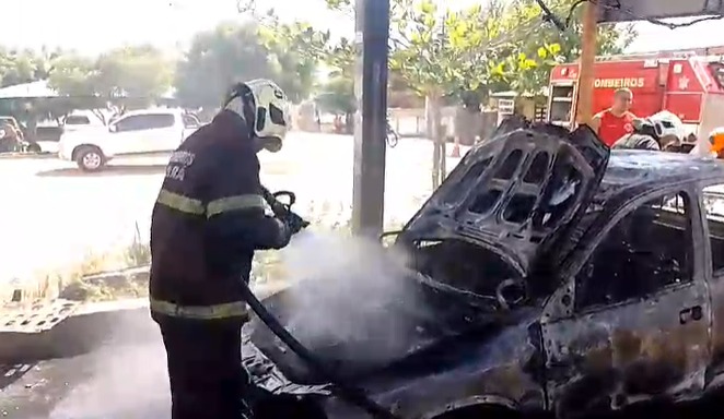 Corpo de Bombeiros combate incêndio de veículo em Canindé