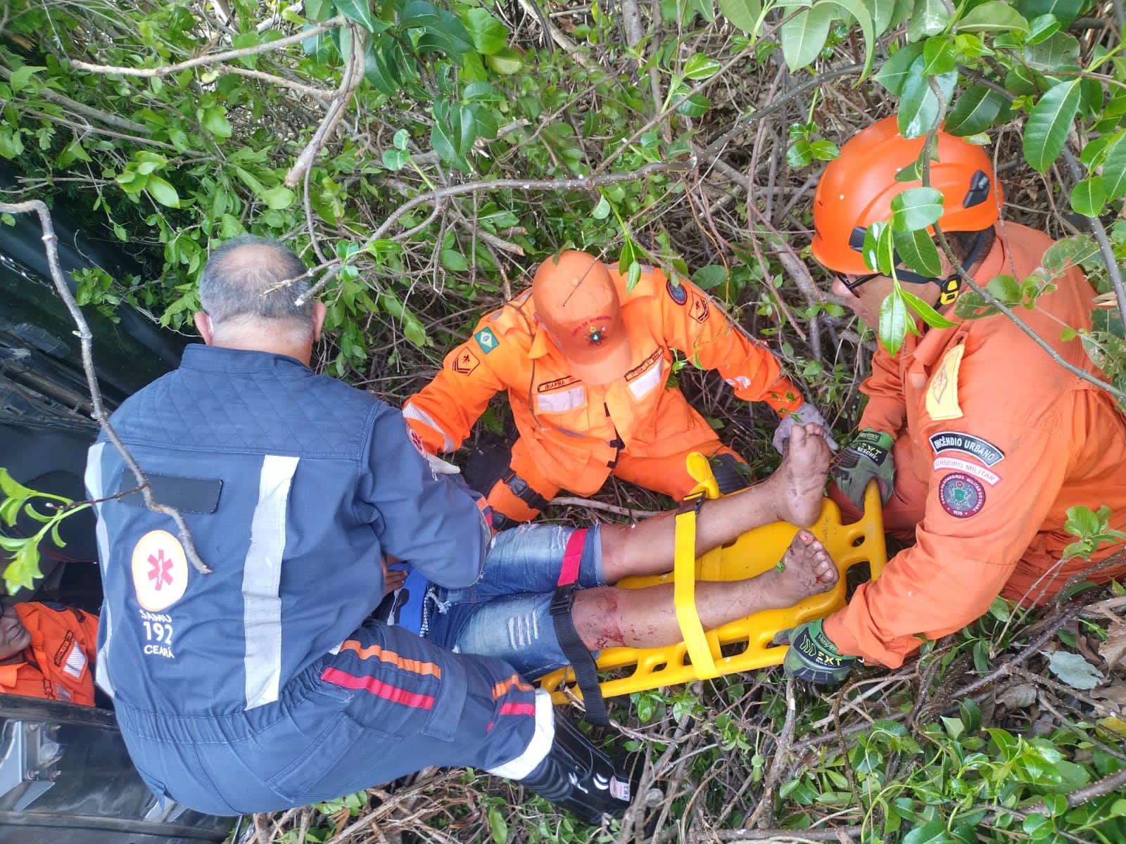 Corpo de Bombeiros resgata vítima presa nas ferragens de acidente de trânsito