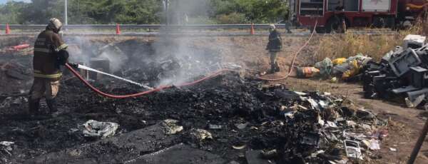 Incêndio em reciclagem mobiliza bombeiros militares