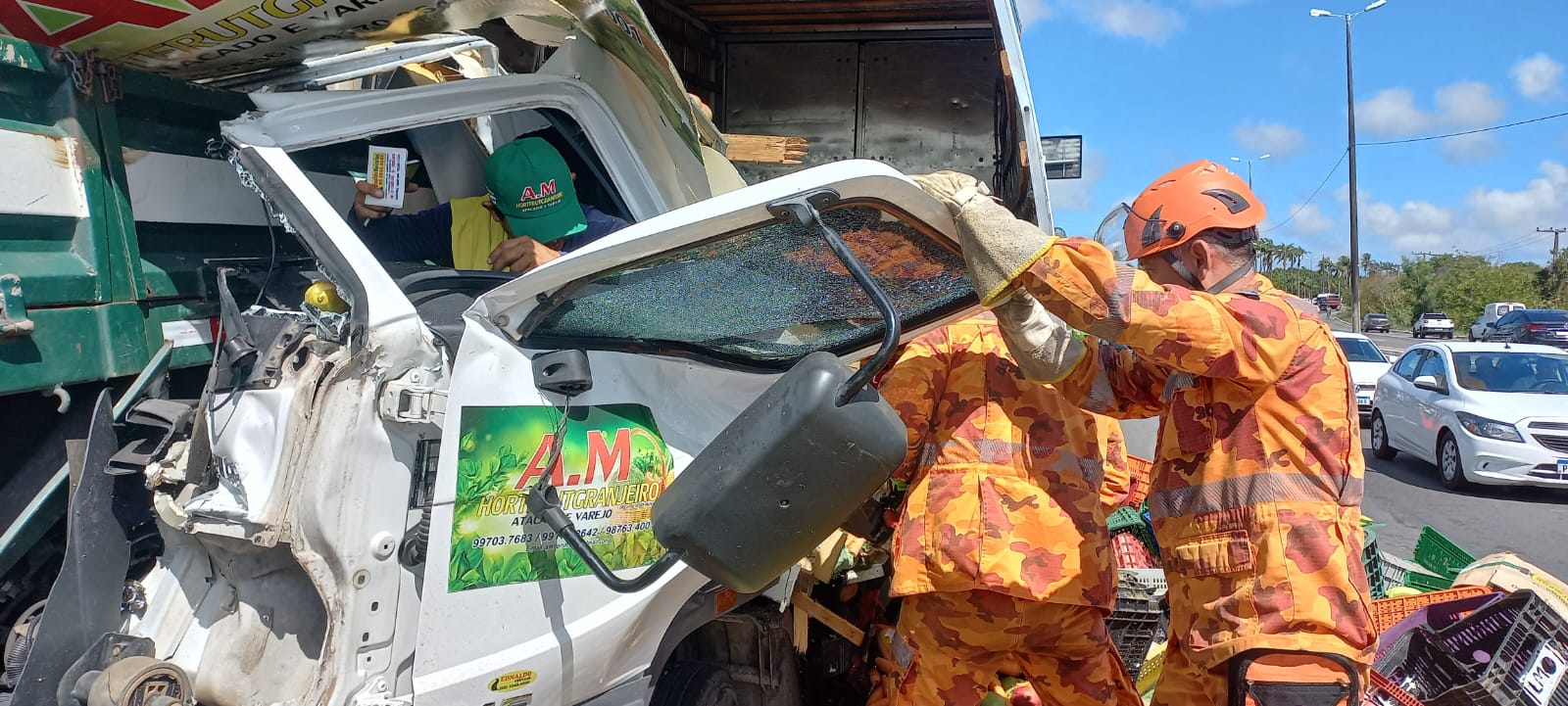 Corpo de Bombeiros resgata vítima das ferragens de acidente de trânsito