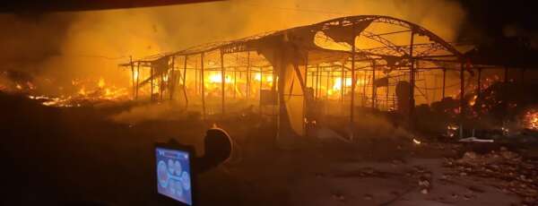 Incêndio de galpão de fábrica de coco na Paraipaba mobiliza bombeiros militares