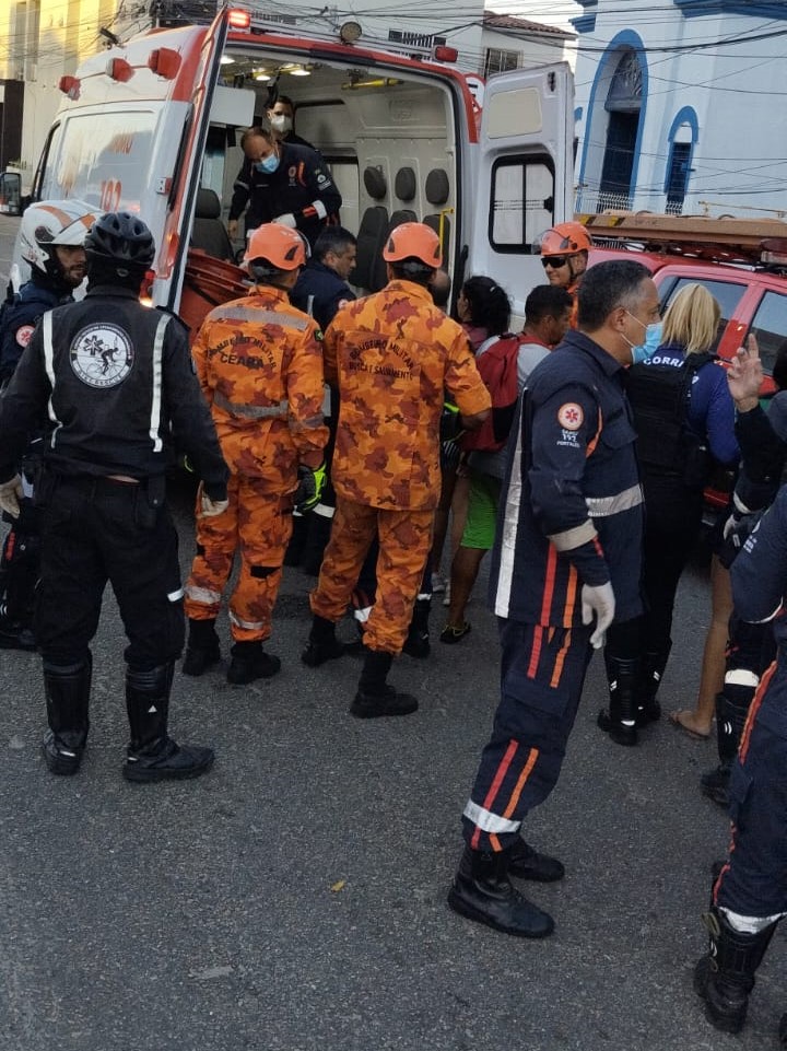 Corpo de Bombeiros e Samu resgatam sete pessoas após colisão entre micro-ônibus e um trem