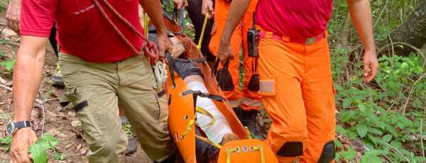 Corpo de Bombeiros e Ciopaer/SSPDS resgatam vítima de acidente na Serra da Taquara