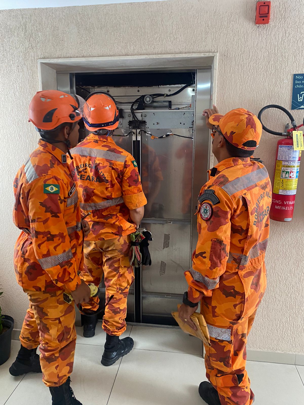 Corpo de Bombeiros resgata duas mulheres presas em elevador