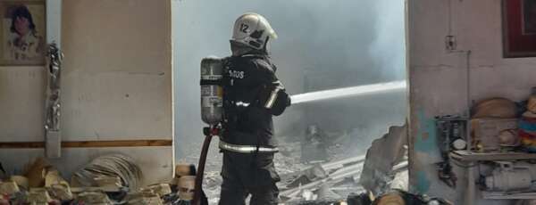 Corpo de Bombeiros apaga incêndio em fábrica de chapéus