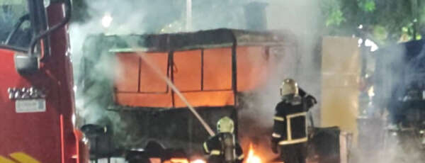 Corpo de Bombeiros apaga incêndio de trailer de lanchonete