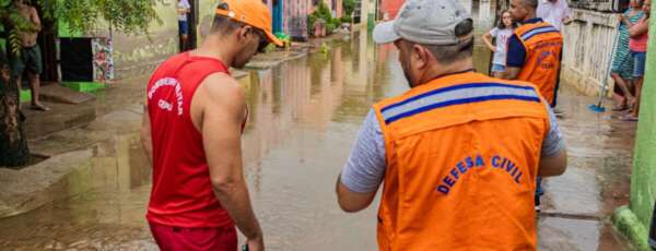 Corpo de Bombeiros e Defesa Civil atuam em Santa Quitéria após inundação de rio