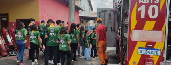 Jovens Desbravadores Visitam Quartel de Bombeiros