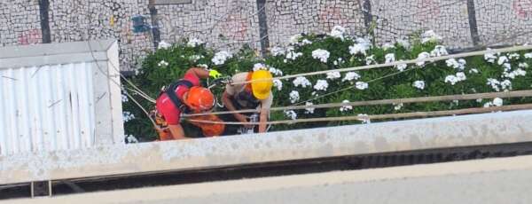 Corpo de Bombeiros resgata funcionário em equipamento de rapel