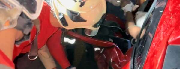 Corpo de Bombeiros resgata vítima das ferragens de acidente de trânsito