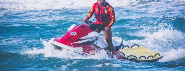 Guarda-vidas com moto aquática resgata três banhistas ilhados em Fortaleza