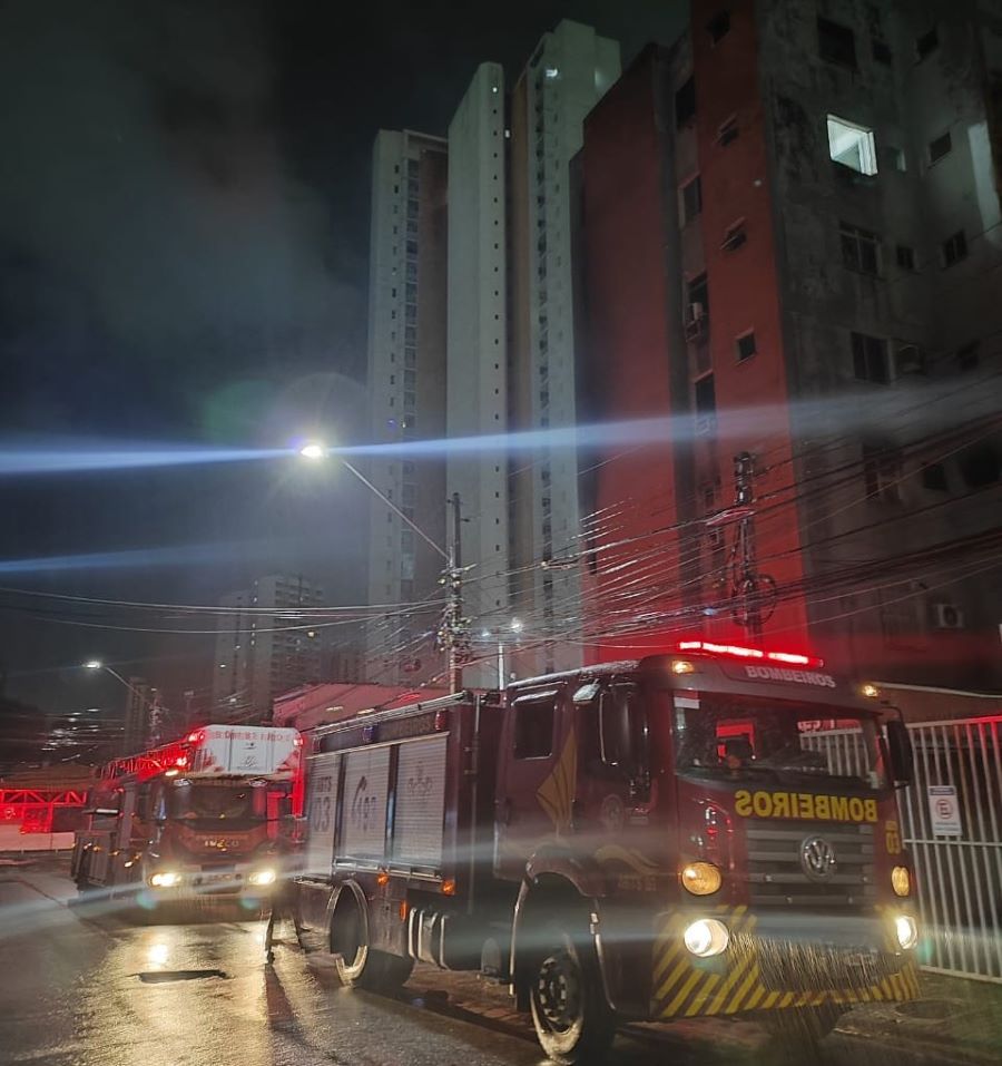 A queda de uma vela acesa causou um Incêndio de apartamento em Fortaleza