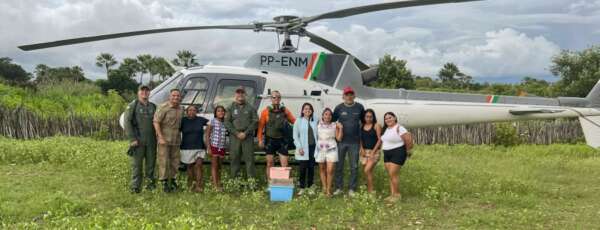 Corpo de Bombeiros e Ciopaer entregam medicamentos e cestas básicas a comunidade ilhada
