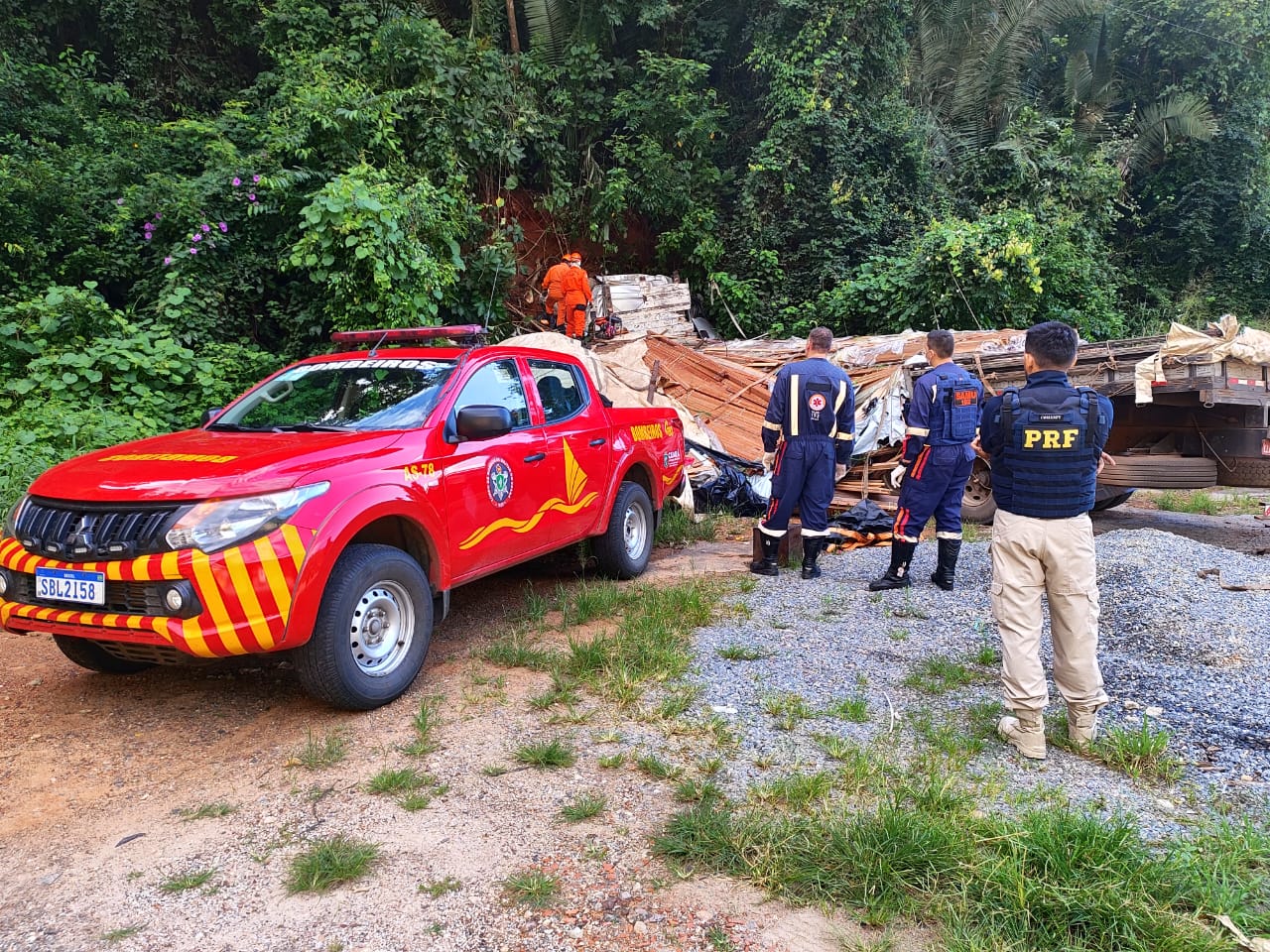 Corpo de Bombeiros resgata vítima fatal de acidente de trânsito