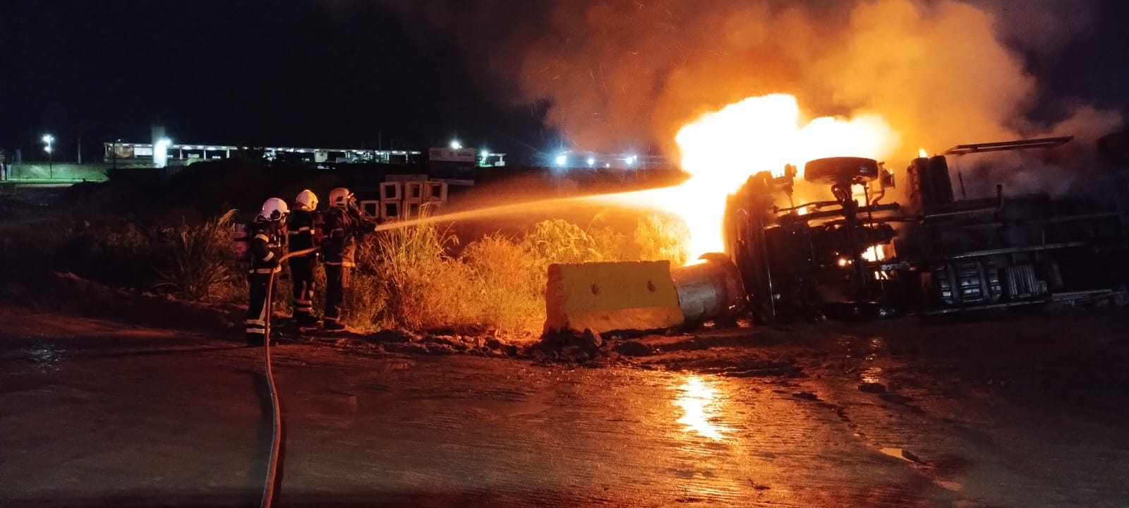 Bombeiros Militares apagam incêndio de veículo em Maracanaú
