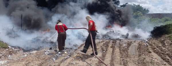 Corpo de Bombeiros apaga incêndio de monturo em Maracanaú