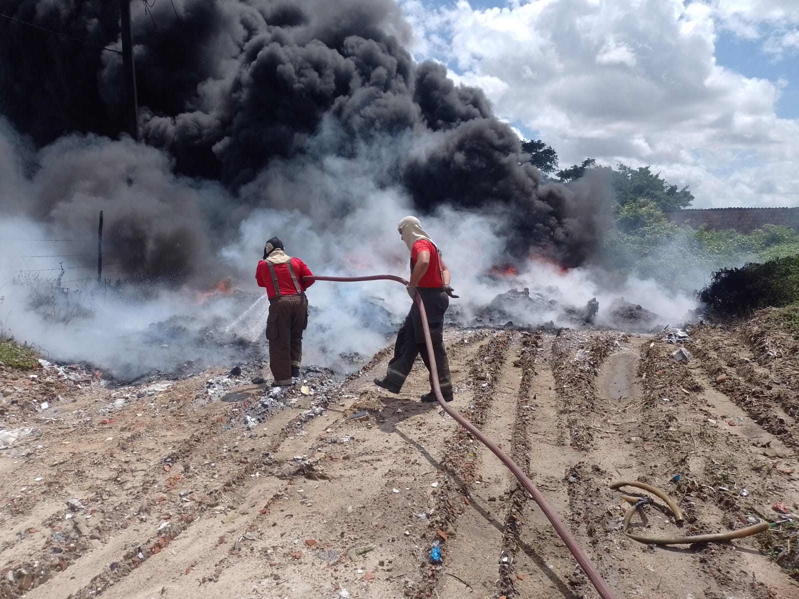 Corpo de Bombeiros apaga incêndio de monturo em Maracanaú