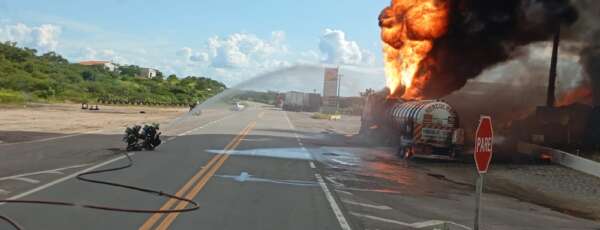 Incêndio de caminhões é controlado por bombeiros militares