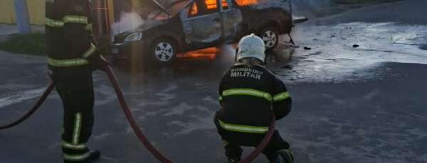 Bombeiros Militares do Mucuripe apagam incêndio de veículo no Vicente Pinzon