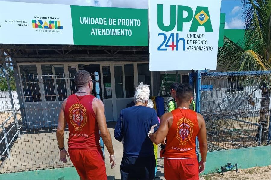 Guarda-vidas atendem idoso que sofreu queda na trilha da Pedra Furada em Jericoacoara