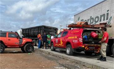 Corpo de Bombeiros resgata condutor das ferragens de acidente de caminhão