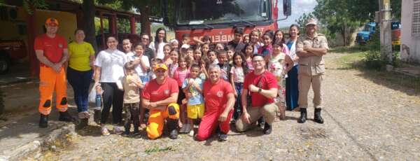 Alunos do CRAS Monte visitam Corpo de Bombeiros de Canindé
