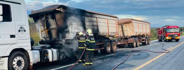 Bombeiros de Canindé controlam incêndio em carreta carregada de milho na BR-020