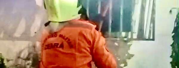 Corpo de Bombeiros apaga incêndio de residência em Jericoacoara