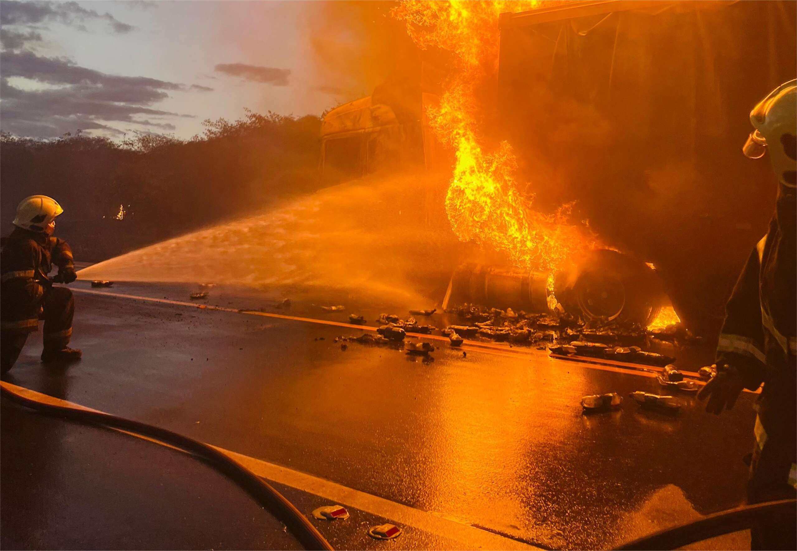Corpo de Bombeiros apaga incêndio de carreta em Canindé