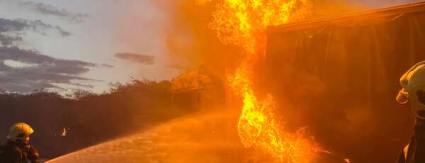 Corpo de Bombeiros apaga incêndio de carreta