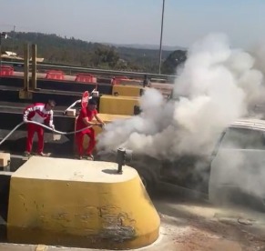 Bombeiros do Ceará debelam princípio de incêndio em veículo no interior de Minas Gerais