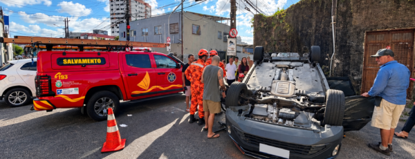 Corpo de Bombeiros atua em capotamento no Joaquim Távora