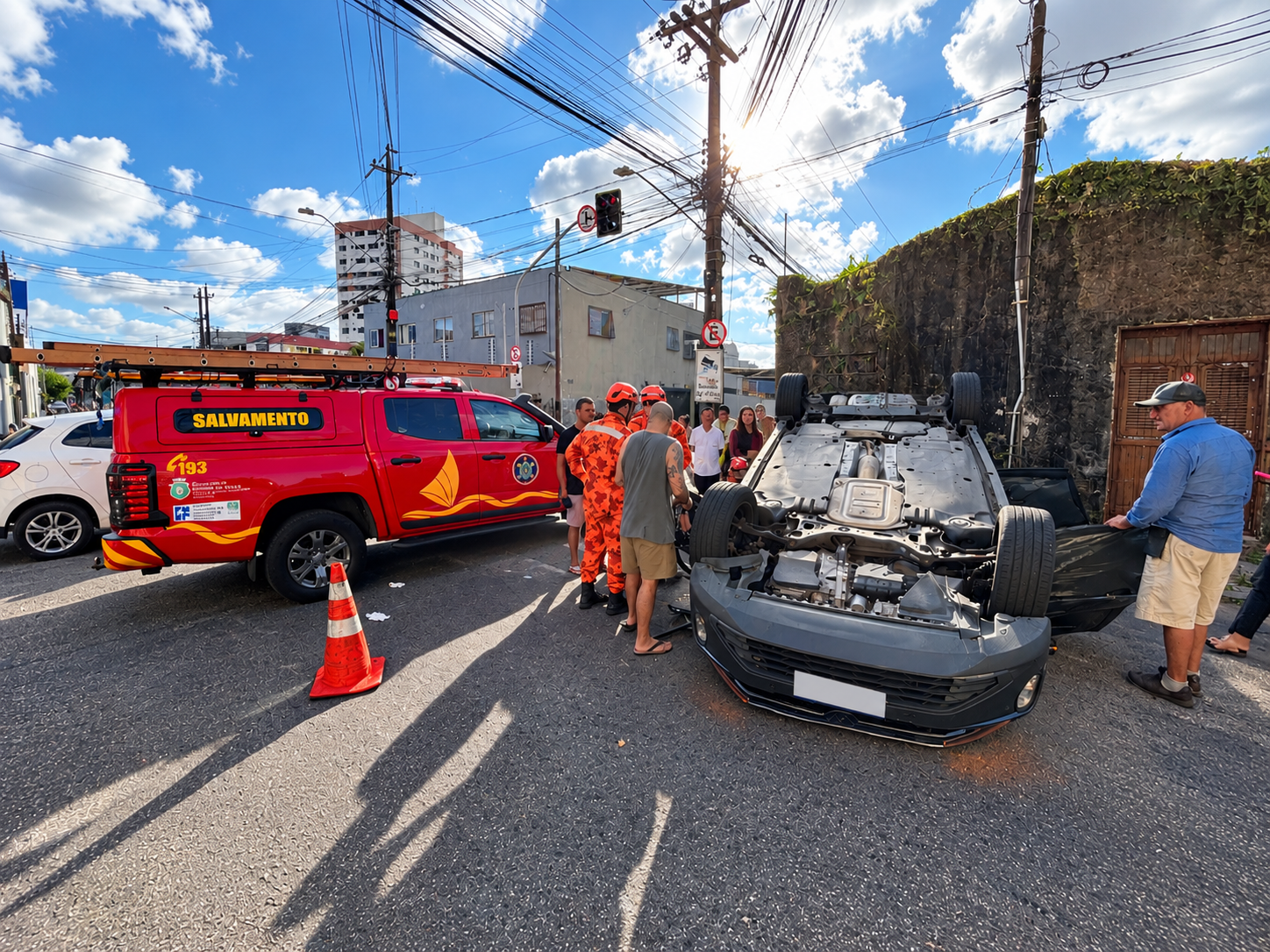 Corpo de Bombeiros atua em capotamento no Joaquim Távora