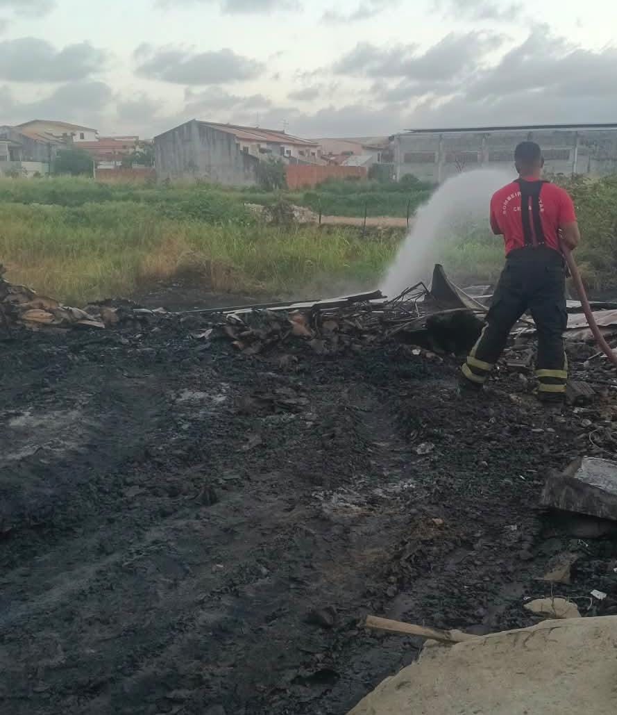 Corpo de Bombeiros apaga incêndio em reciclagem